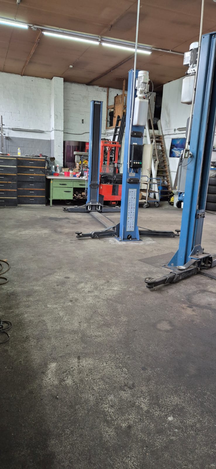 Hebebühnen und Werkzeuge